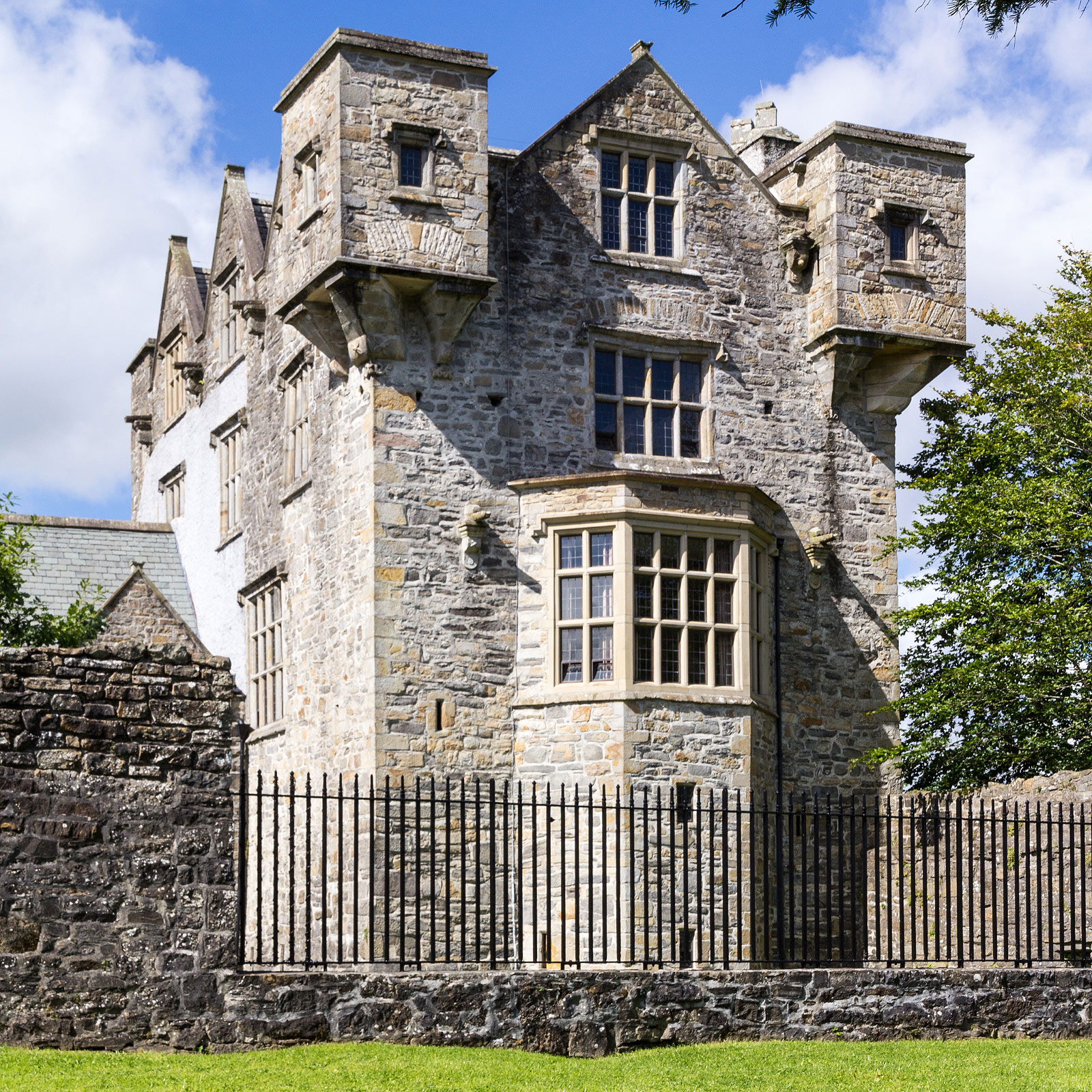Donegal Castle (Photo License CC-BY-SA-4.0)